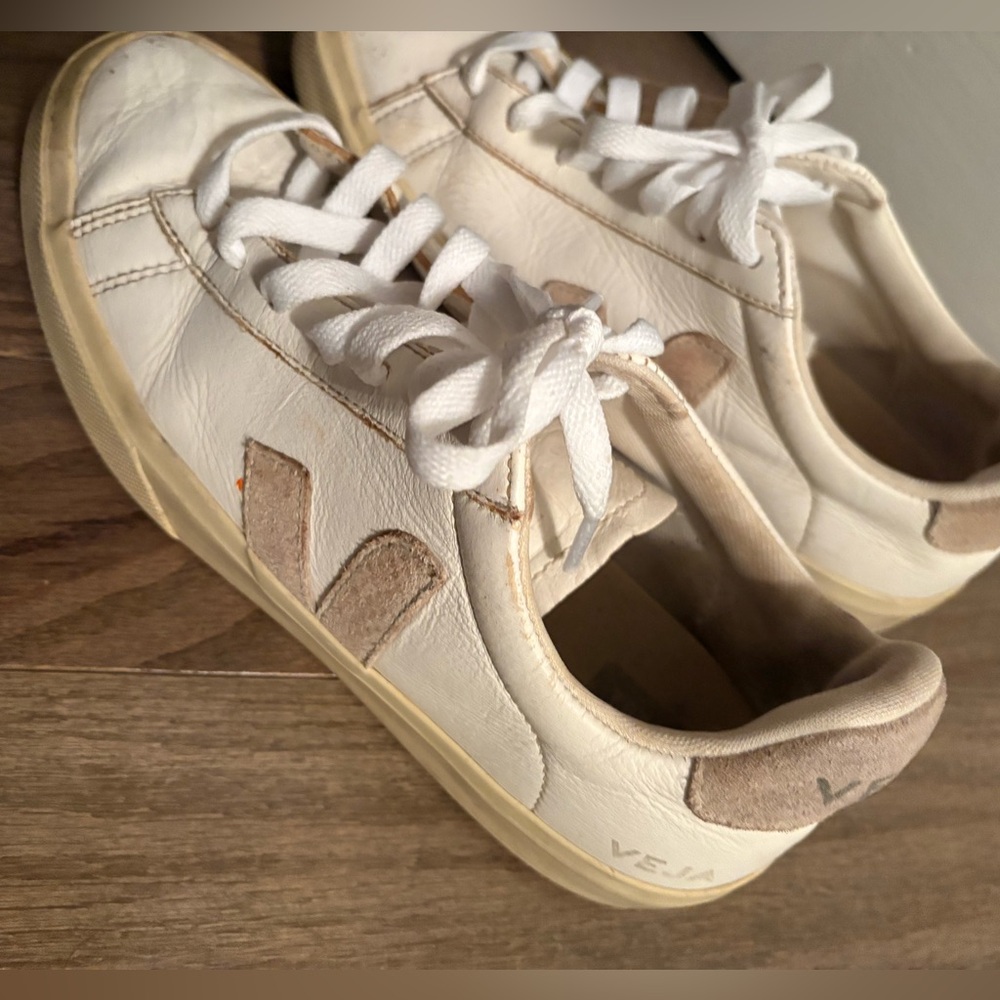 Women’s vejas size 9